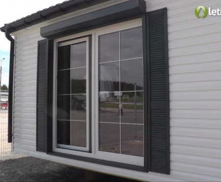 Drzwi balkonowe przesuwne w domku mobilnym produkcji Letniskowo.pl