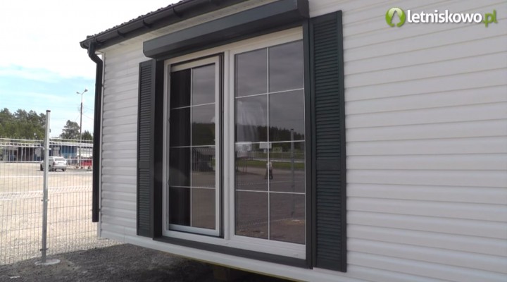 Drzwi balkonowe przesuwne w domku mobilnym produkcji Letniskowo.pl
