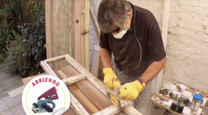 Cómo reutilizar puertas y ventanas para hacer muebles