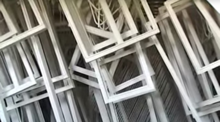 Mediniai langai, durys, lovos ir mediniai sodo nameliai